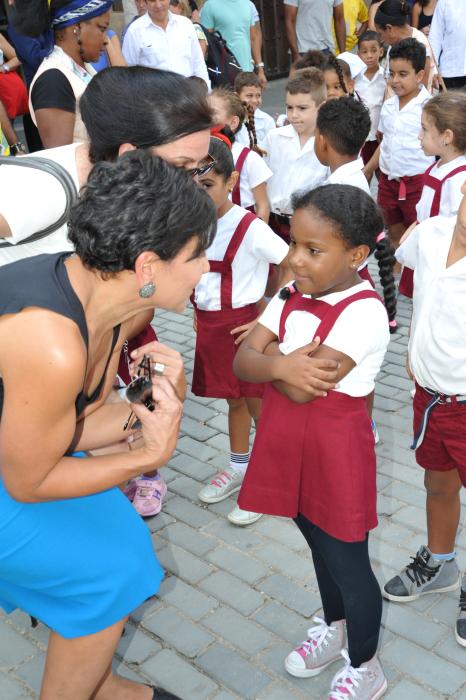 Secretary Pritzker speaks with schoolchildren in Havana