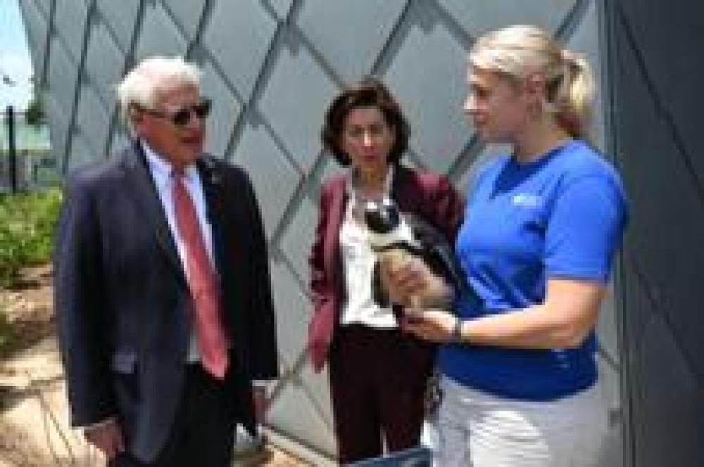 Senator Wicker and Secretary Raimondo at the Mississippi Aquarium.