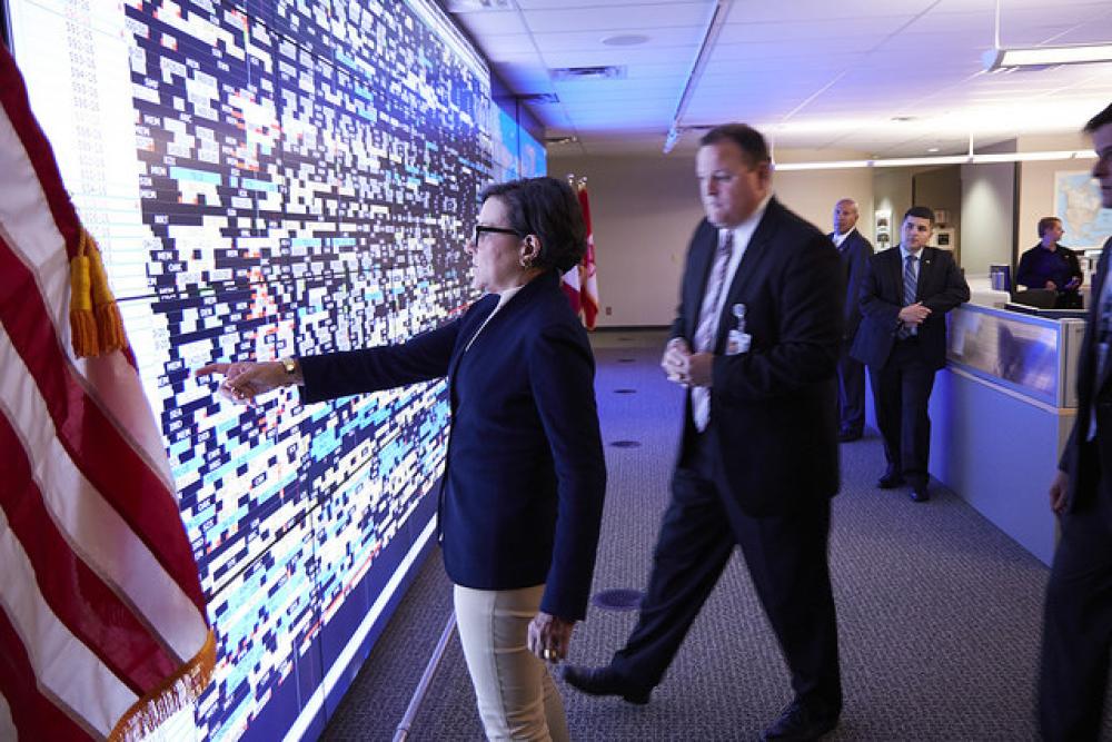 At the Global Operations Center, the command center for the entire FedEx Express line-haul system, the Secretary learned about the technology and equipment the center uses to perform its daily operations and maintain a system of efficiency and organizatio