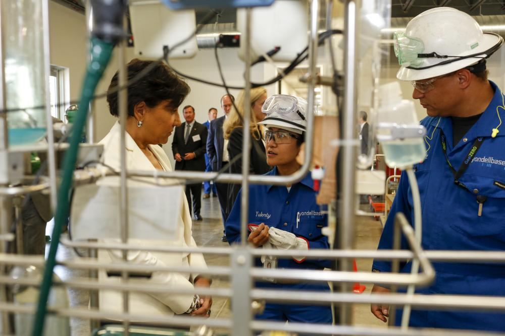 Secretary Pritzker meets with operators at LyondellBasell's training facility