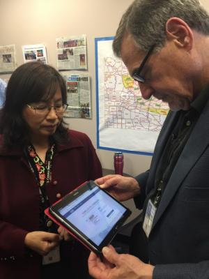 U.S. Census Bureau Director Thompson looks at the 2016 Census Test questionnaire online in Chinese U.S. Census Bureau Director Thompson looks at the 2016 Census Test questionnaire online in Chinese