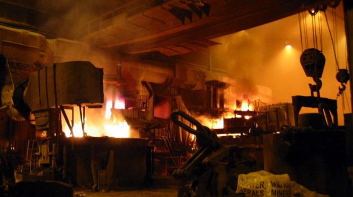 Steel mill in Chicago, Illinois (Payton Chung/some rights reserved/https://www.flickr.com/photos/paytonc/44889455/in/photostream/)
